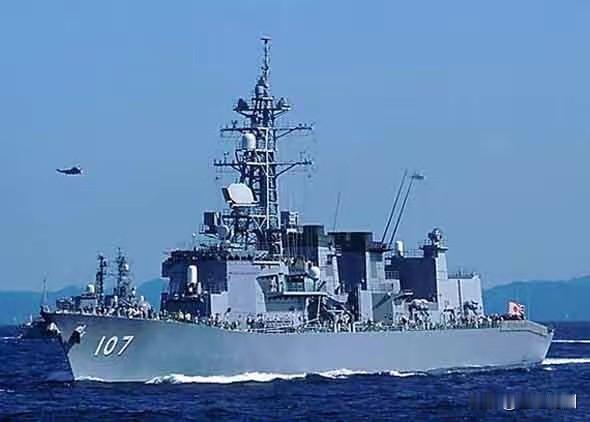 日本自卫队驱逐舰穿越台湾海峡，这是严重挑衅行为。不仅穿越，期间故意关闭船舶自动识