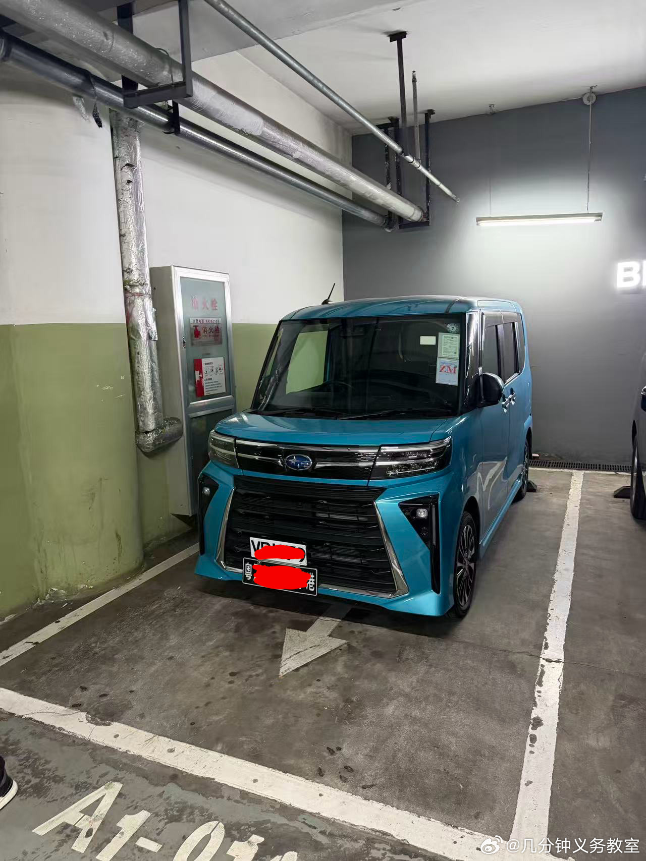 看到个小车，猛一看以为是老头乐，但一看牌子是斯巴鲁就排除了，老头乐应该不屑于挂斯