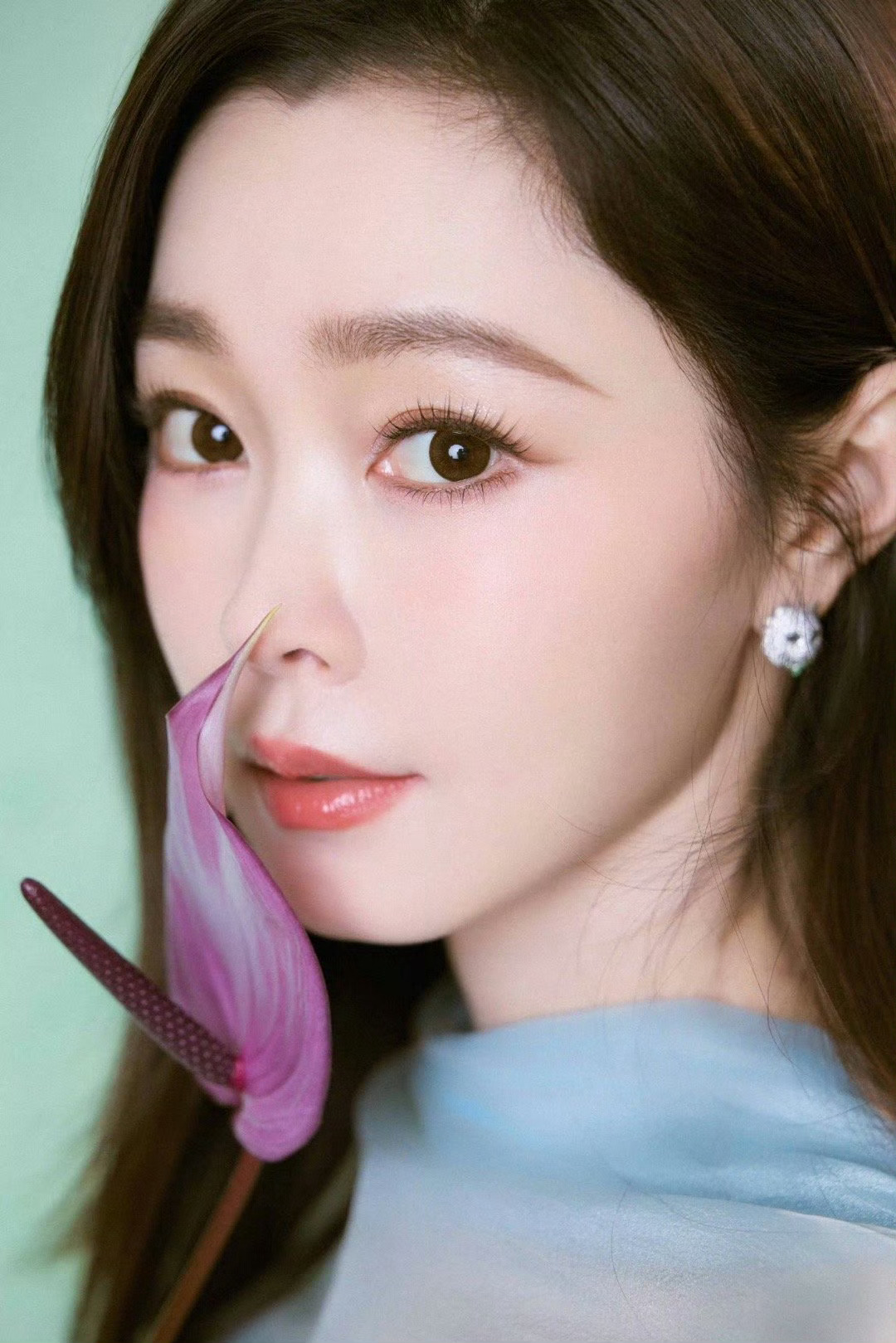 宋轶青碧纱裙如宋画临世 风动青纱，花映佳人。宋轶这身造型古韵拉满，自带工笔诗意，