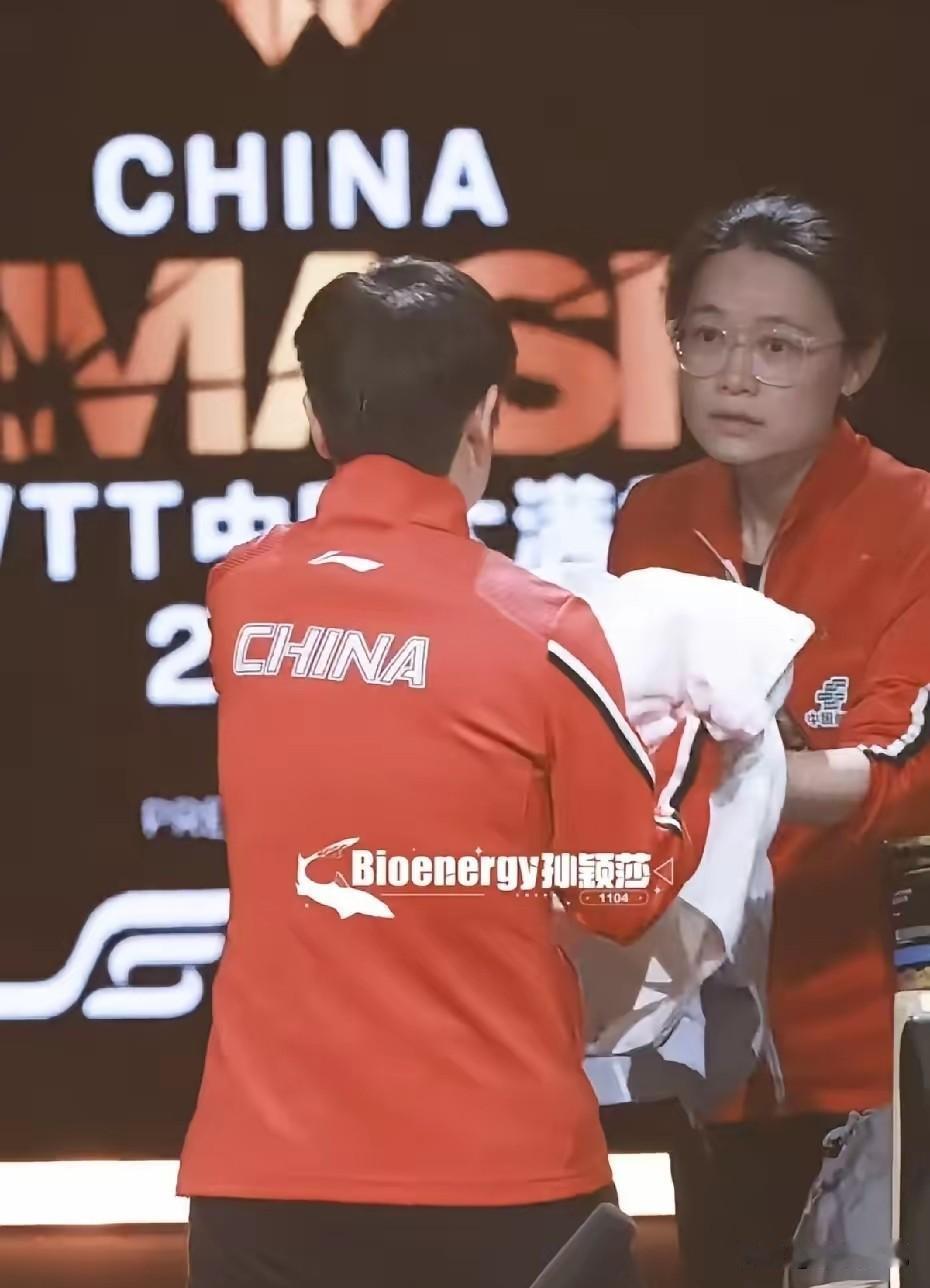这场球，莎莎调动自己接球时，队医任姐和体能翔哥都在担心地喊。退场时，任姐看莎莎的