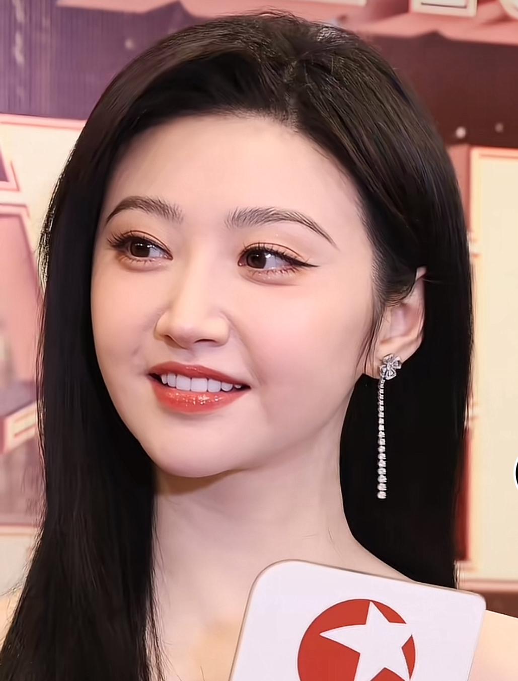 景甜这个大女主的颜值绝对配得上“人间富贵花”这样的称呼。

就拿她发出来各种写真