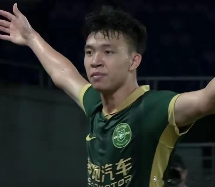 王钰栋今年可以争一下中超最佳射手了，18轮已经进10球了，昨晚还被吹了2球，不是