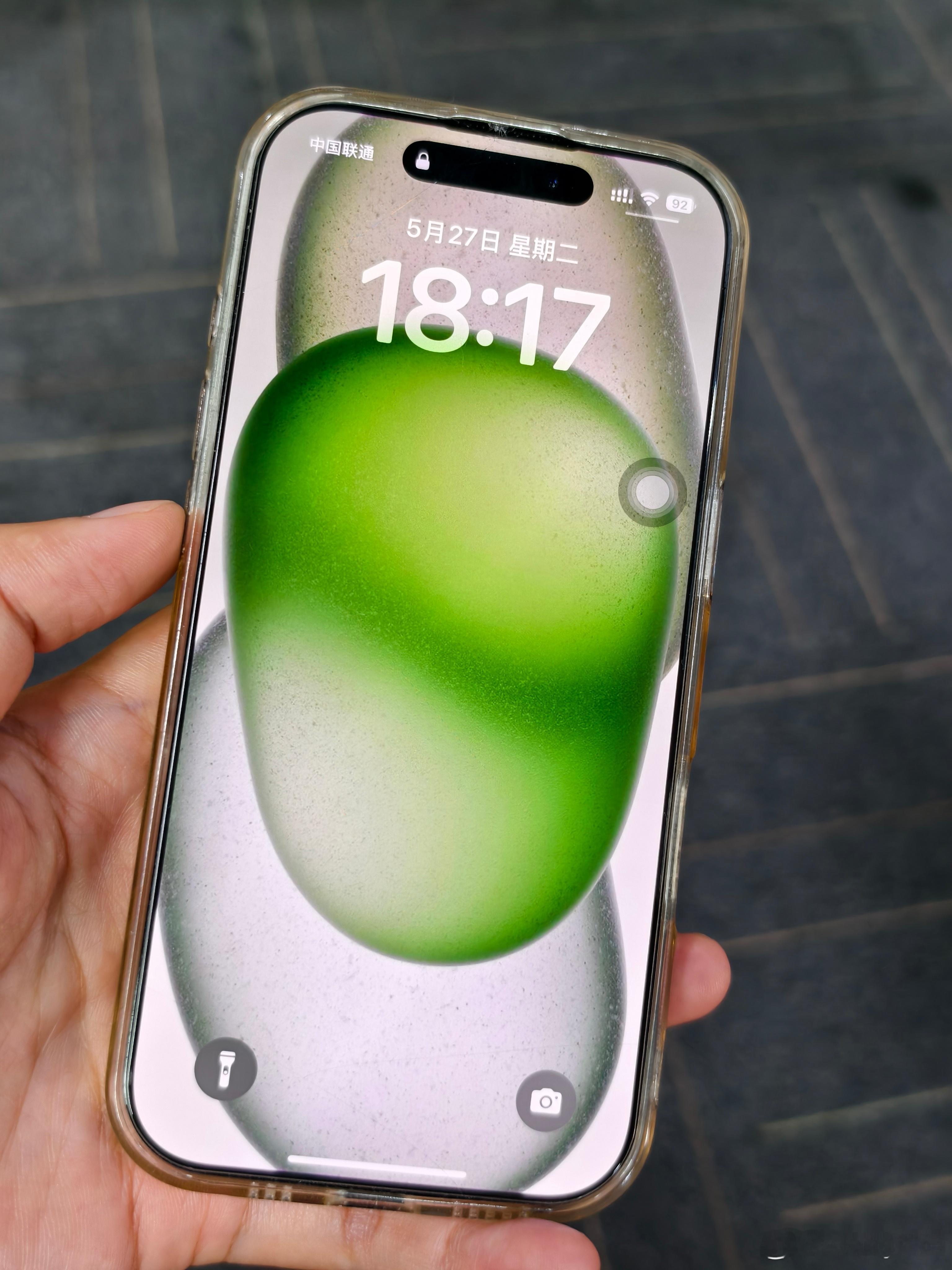 也许是因为感受到了新兄弟的召唤我的iPhone16 Pro从手上挣脱掉在地板上…