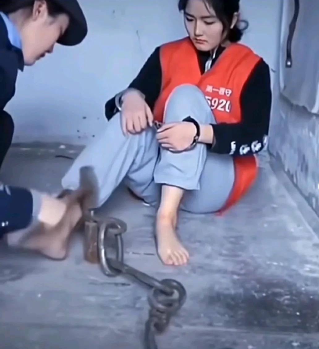 万万没想到，重刑犯的脚镣，是狱警现场用人工钉上去的。我在想，万一要摘下来时怎么办