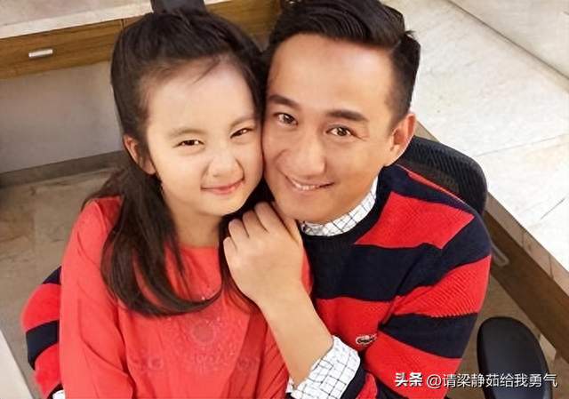 黄磊带黄多多出席活动，多多谈吐落落大方