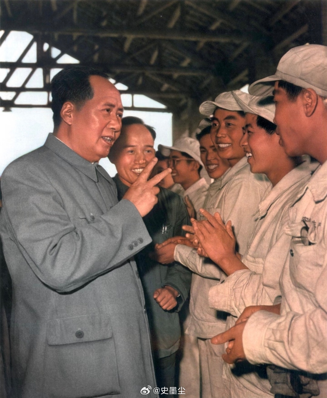 有网友说：倘若能用余生换取穿越见他老人家一面，给他点根烟，跟他聊几句，在烟燃尽之