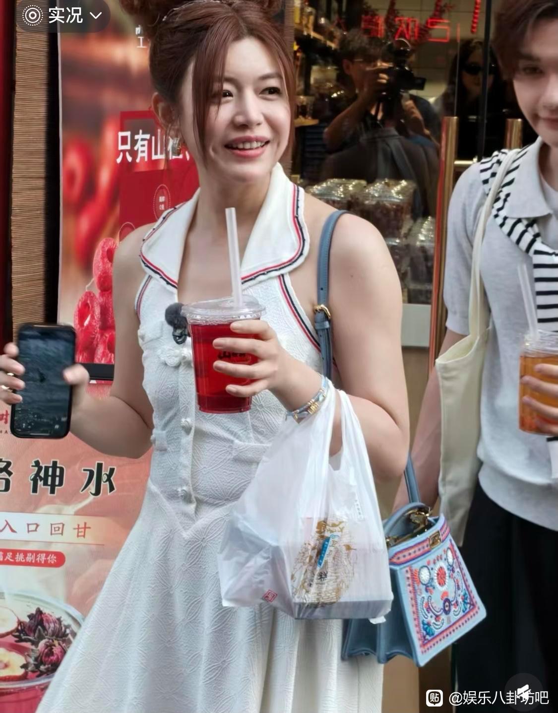 陈妍希生图曝光！紧身白裙凸显真实身形，不刻意身材管理，自在的状态太加分。 