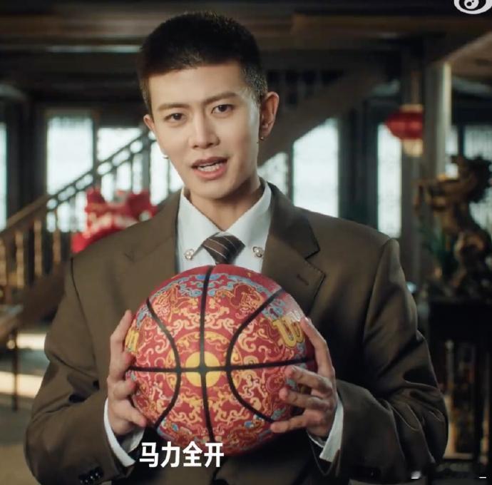 还有任嘉伦不会的运动吗任嘉伦也太全能了吧，西装运球超丝滑，还能跟陈梦打乒乓、专业