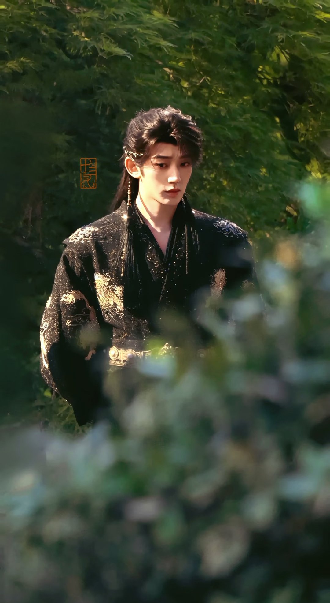 澜起于尘，霜覆眉眼。邓为的司狂澜，执剑守世间法度，一腔温热，却从不轻易宣之于口。
