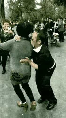 这个视频很特殊

人老就是活自由

每天广场瞎晃悠

让人看着很离谱

管你三七