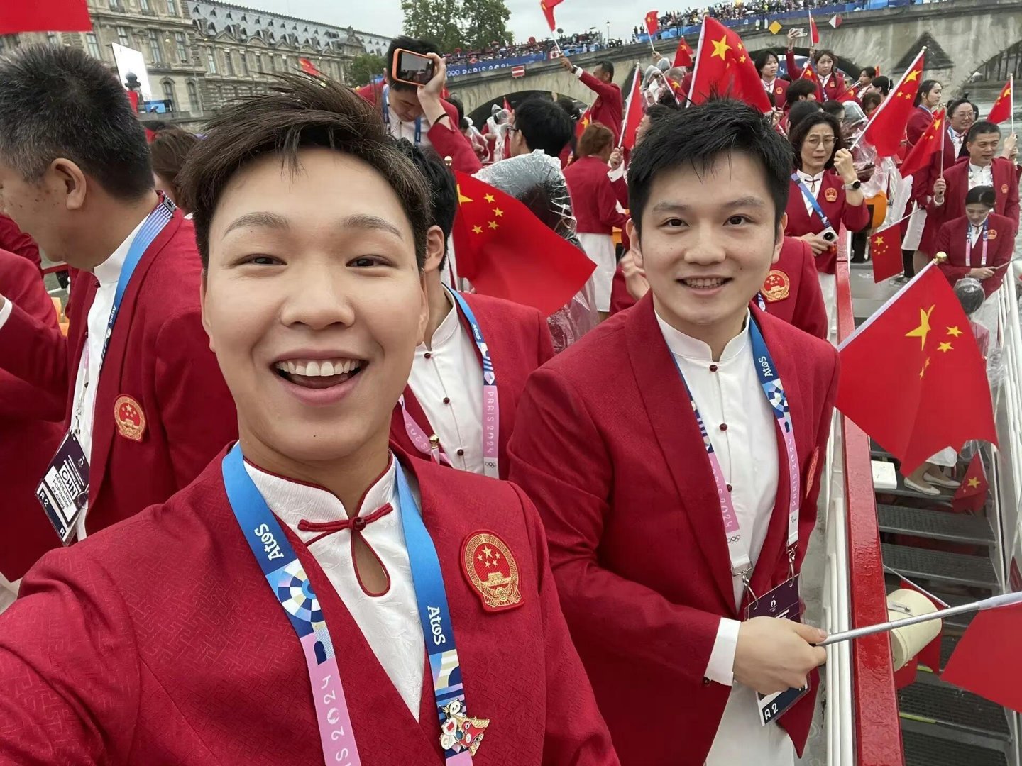 回忆是汹涌的巴黎奥运会:樊振东就这样水灵灵的出现在每一个人的合照中！ 