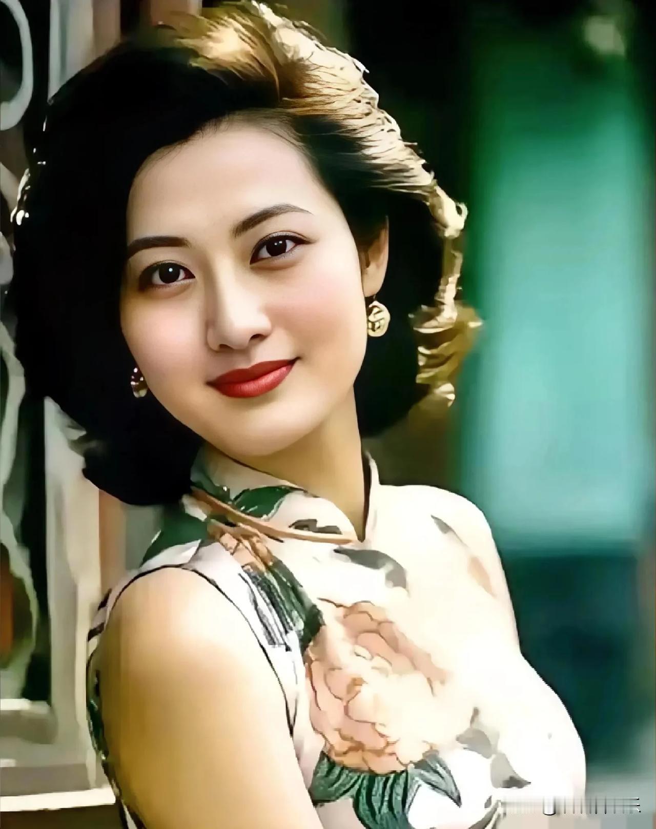 她完美展现中国女性美，面容与穿着都文雅清新，有国泰民安脸，看着舒心。论颜值，现在
