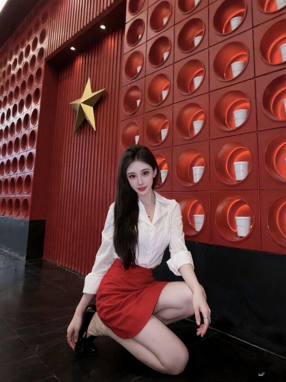 红墙金星下，白衬衫配红裙，优雅蹲姿美出圈，每一帧都是精致大片！