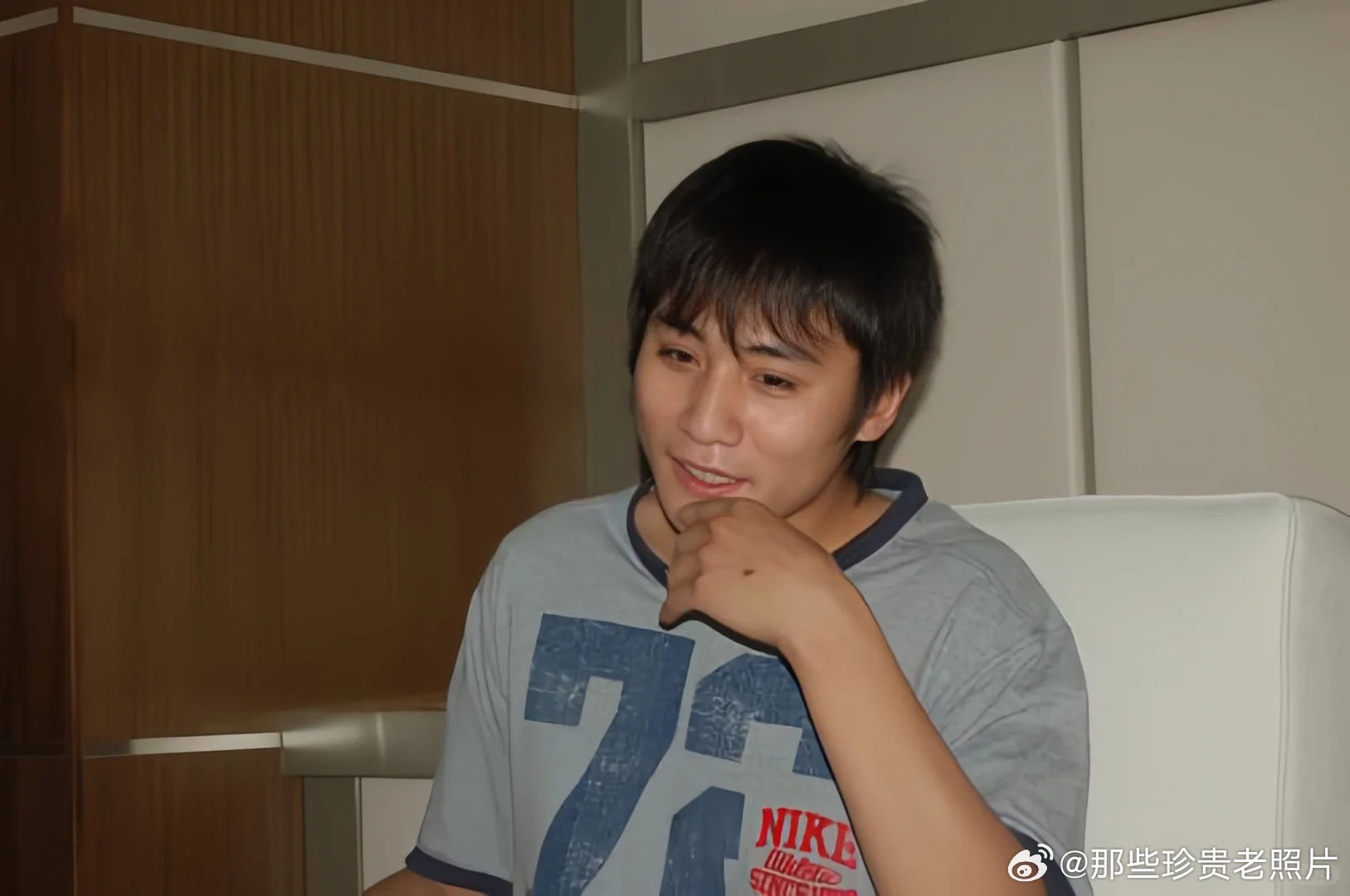 2006年，中国传媒大学秋季读书交流会现场的刘烨 