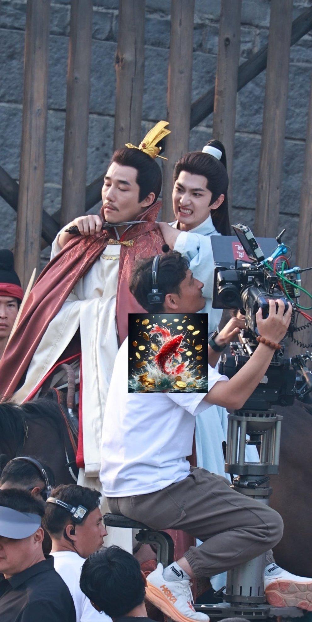 杨洋老师你被表情包夺舍了吗？？难怪最近看不到羊毛老师全军出击了，感觉杨洋在剧组还