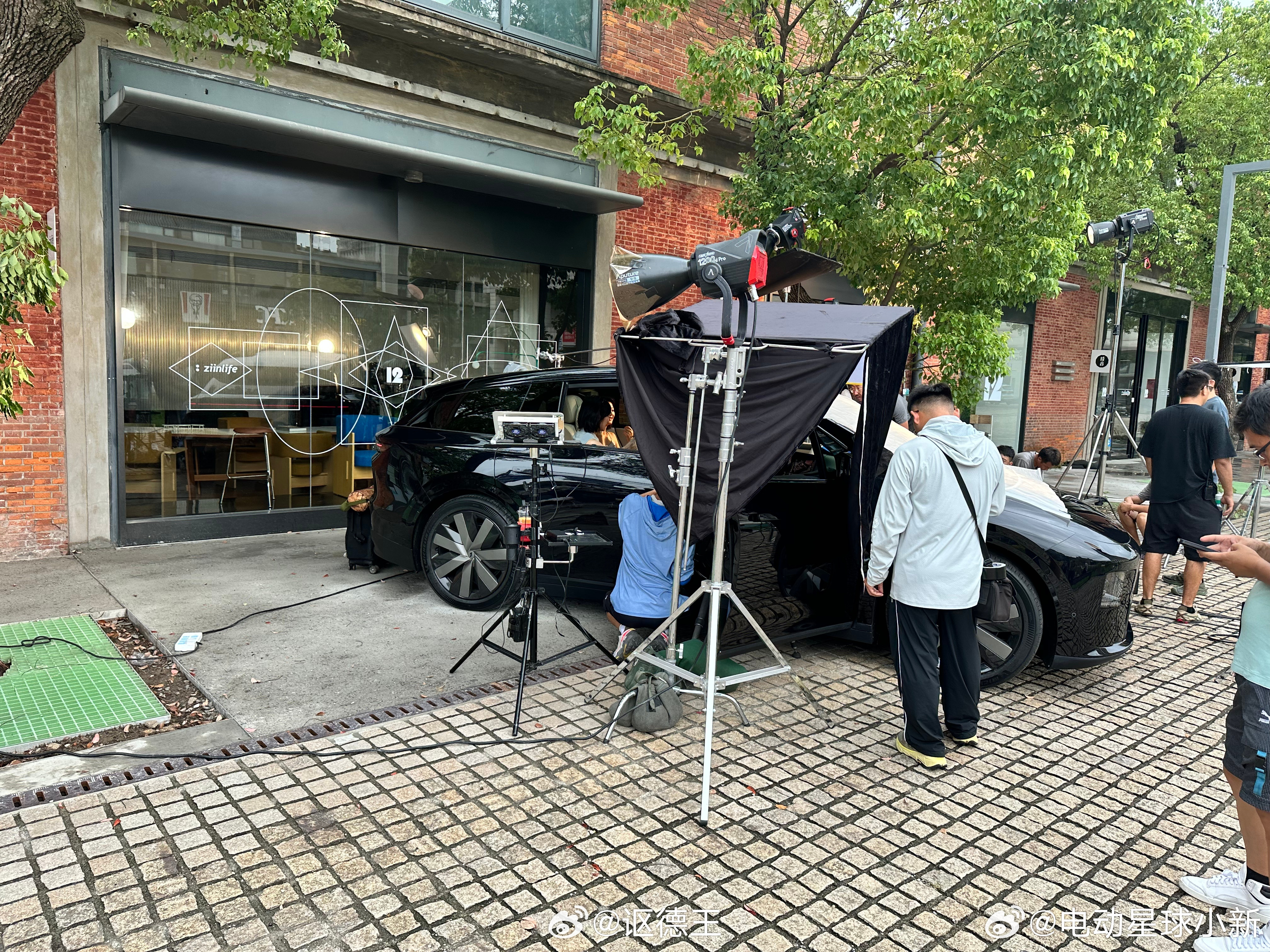 理想  i6 黑武士在拍宣传图了等着发布了，有网友说发现后排有手动遮阳帘和屏幕，