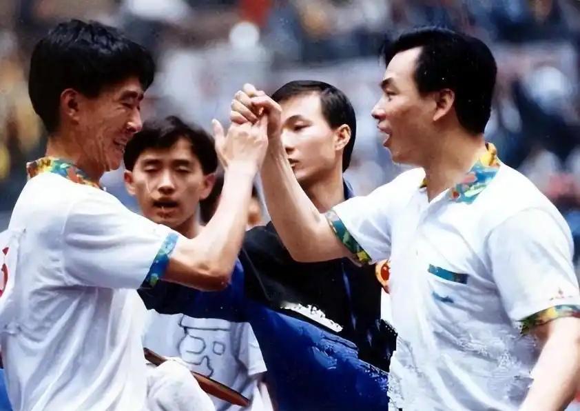 这张靓照拍摄于1995年天津世乒赛期间，我只认出了当年风度翩翩的国乒少帅蔡振华，