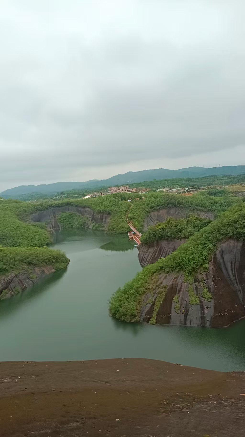 上联：天上何曾有山水；下联你请我对的下联是，人间无处不烟霞。