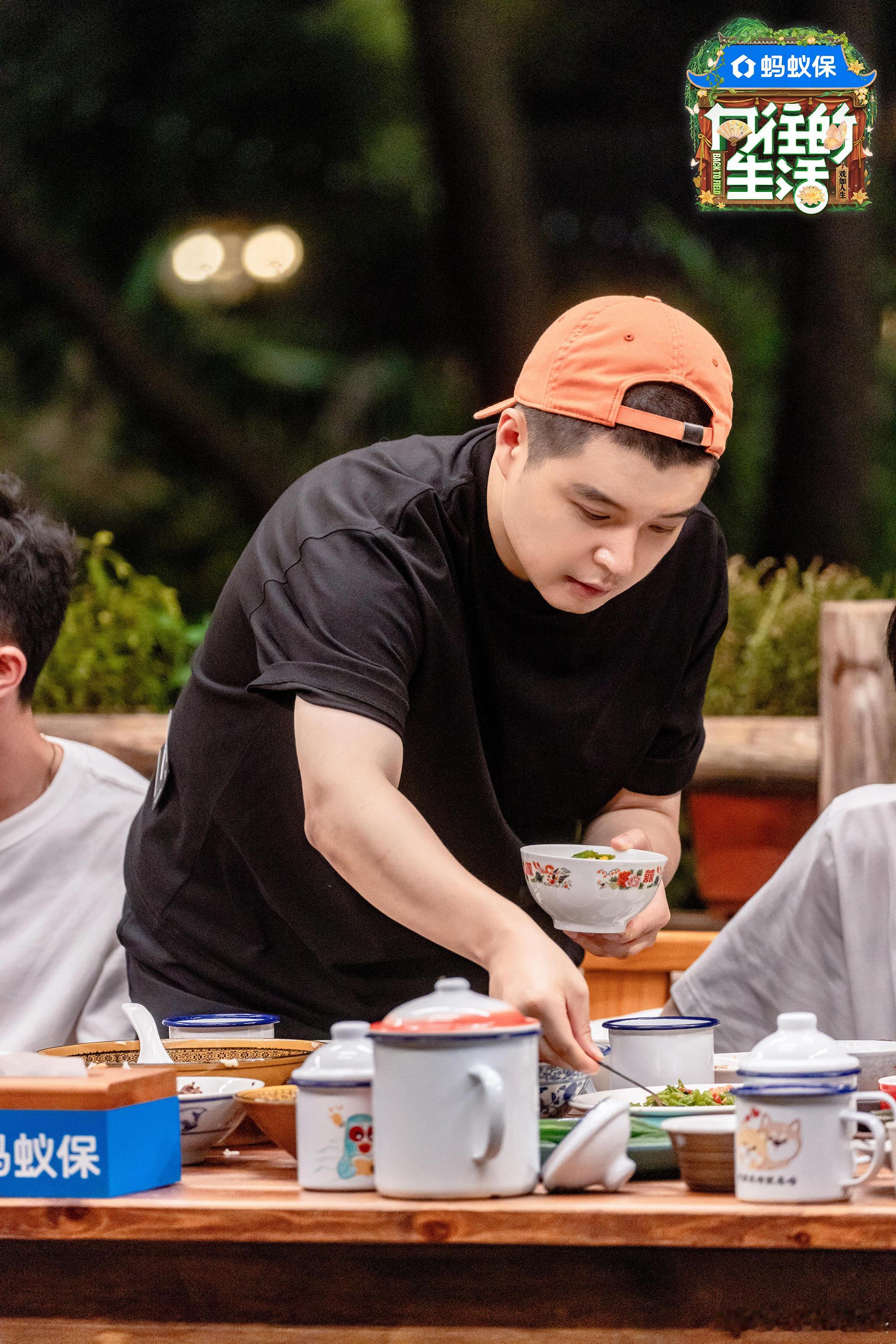 彭彭模仿马頔名场面太有看点！学得超认真，正起劲儿马頔冒出来，这画面太欢乐，笑到瘫