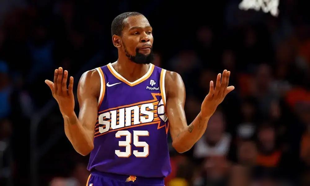 杜兰特没房。十年生涯，他像打客场一样住酒店，随身一只背包，球鞋和电脑塞满就走。