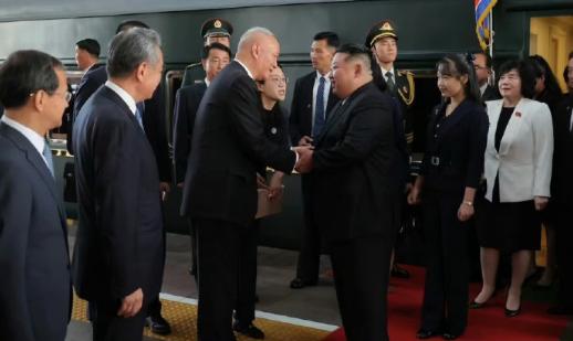 朝鲜第一千金也来观看9月3日的阅兵仪式了！
从曝光的画面我们可以看出，当天朝鲜第