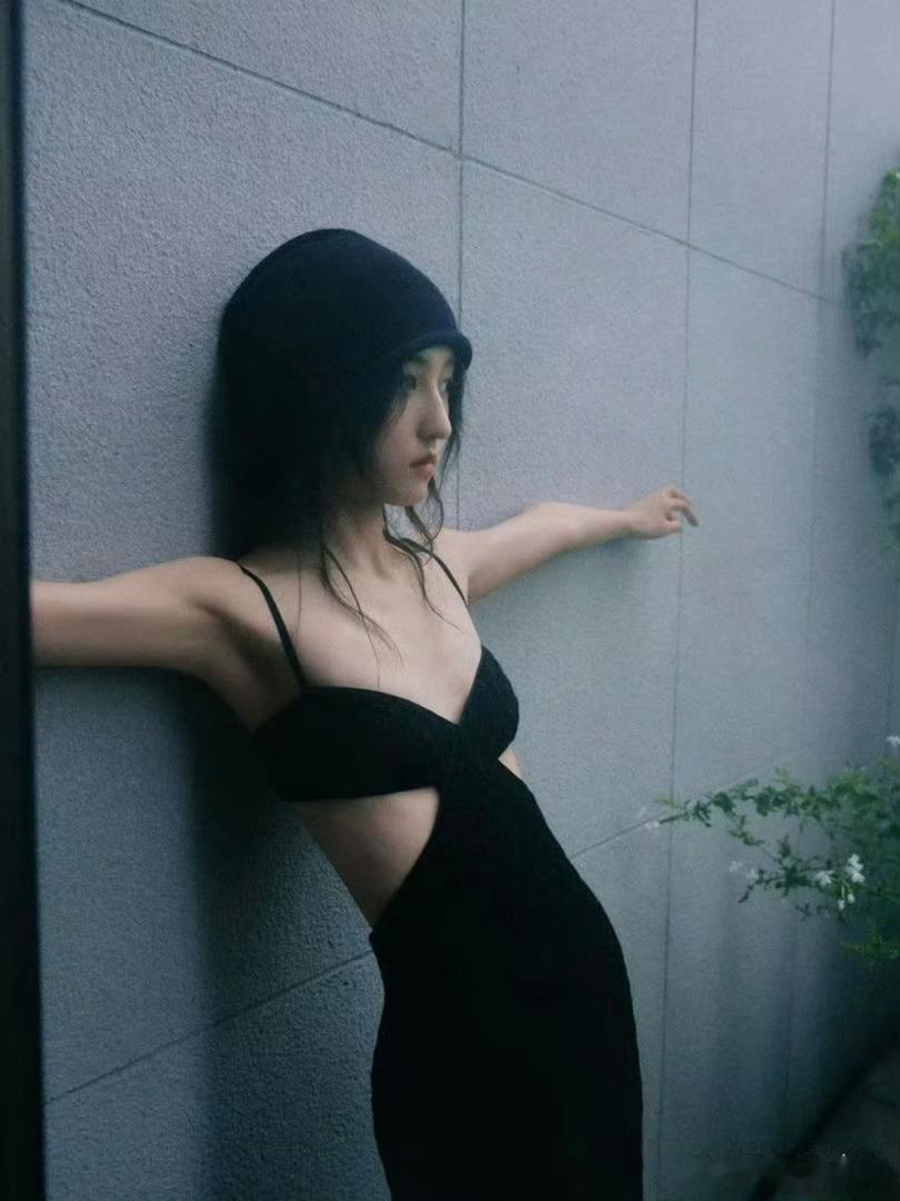 张子枫黑色吊带写真，好有氛围感 
