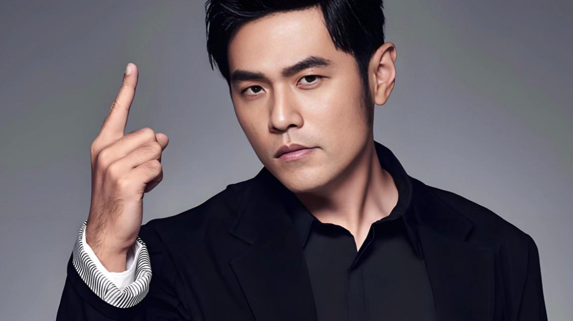 【周杰伦澳网“一球出局”幽默自嘲：球没碰到，签名管够】

1月14日，周杰伦现身