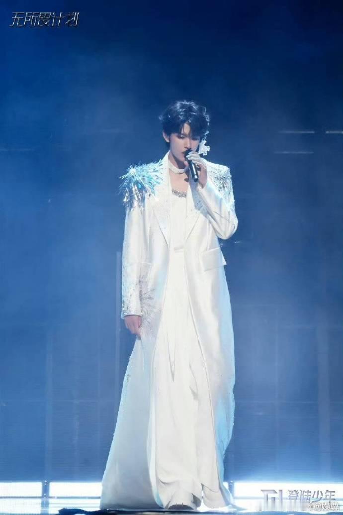 张极演唱会solo舞台张极solo没离开过张极的solo演出，真是让人无法抗拒，