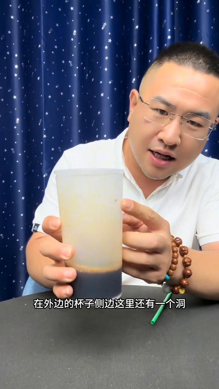 刘谦隔空喝奶茶，今天终于破解。
我们来看一下刘谦用一根吸管将电视机里面的奶茶喝掉