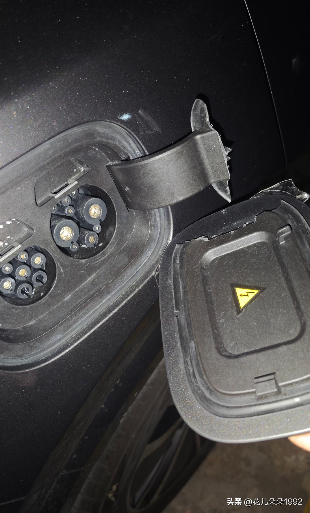 两块钱解决问题
前几天车子充电，不知道谁力气那么大，硬生生把我的充电盖给撞了下来