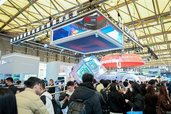 【科技快报网】3月12日，萤石Stella星辰系列技术发布会在AWE上海新国际博