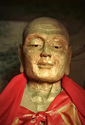 1996年，山西一名村民在寺庙打扫时，靠着佛像睡着了，醒来后，他发现自己不小心把