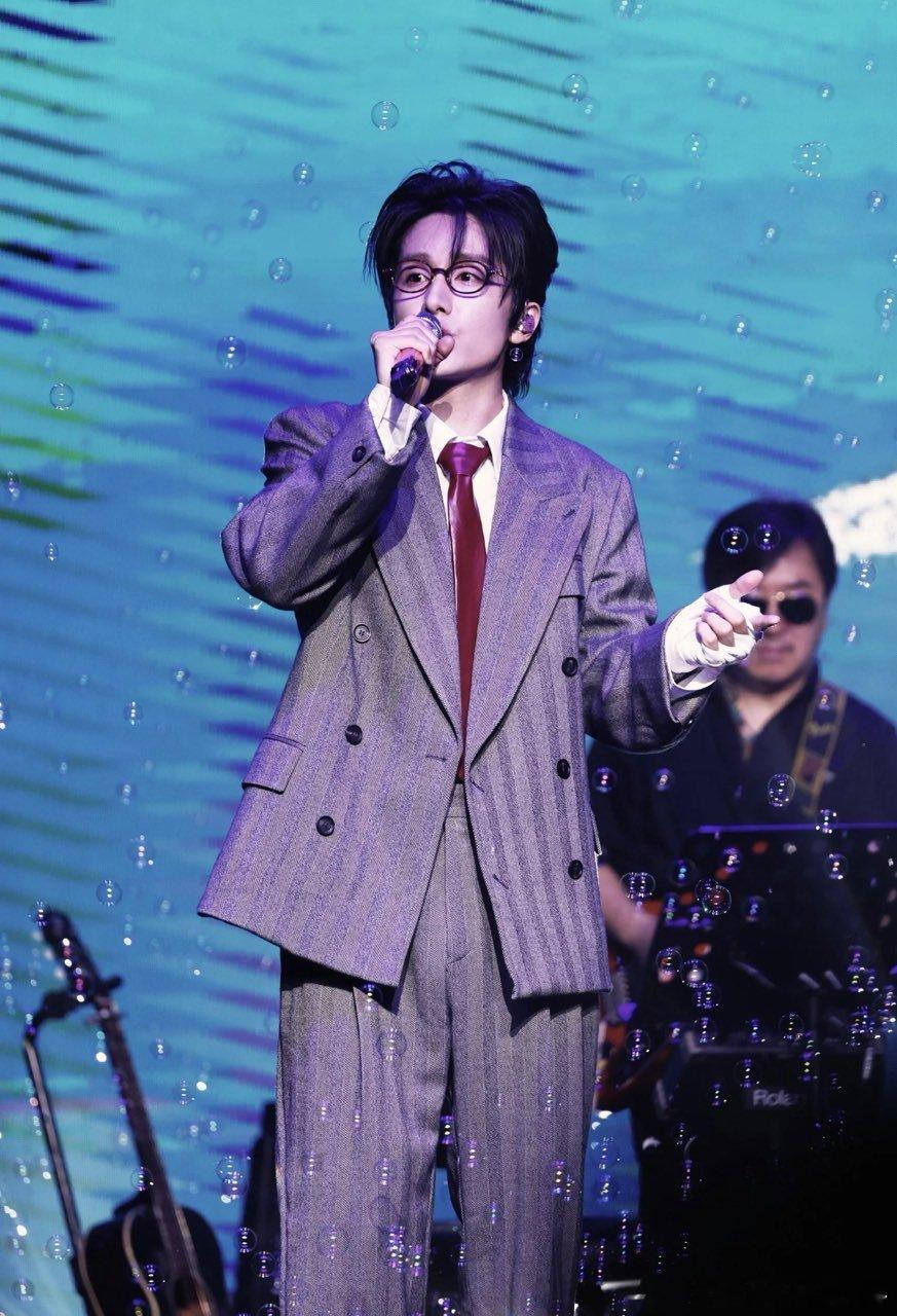 张新成张新成深圳演唱会官宣张新成巡演首站在深圳惊喜如期而至，演唱会官宣落地深圳，