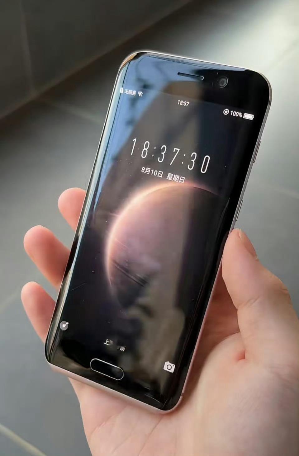 首款曲面iPhone我咋不信苹果会发曲面屏幕呢，这纯粹就是噱头[允悲] ​​​