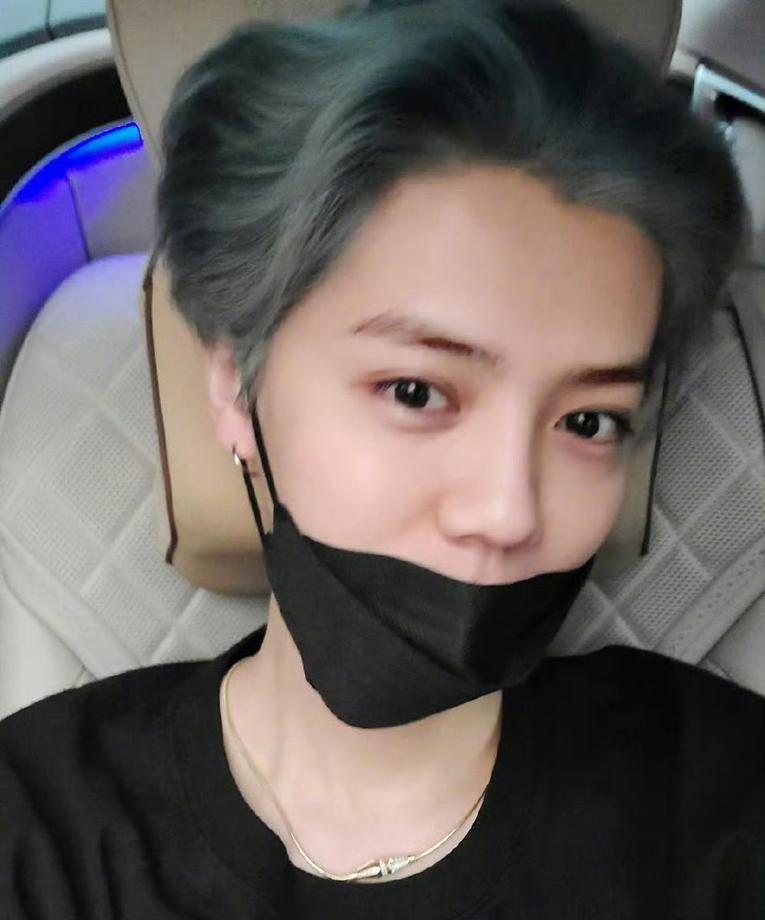 鹿晗关晓彤又被送上热搜，就因为一张车内自拍。
这年头明星谈个恋爱，比谍战片还刺激