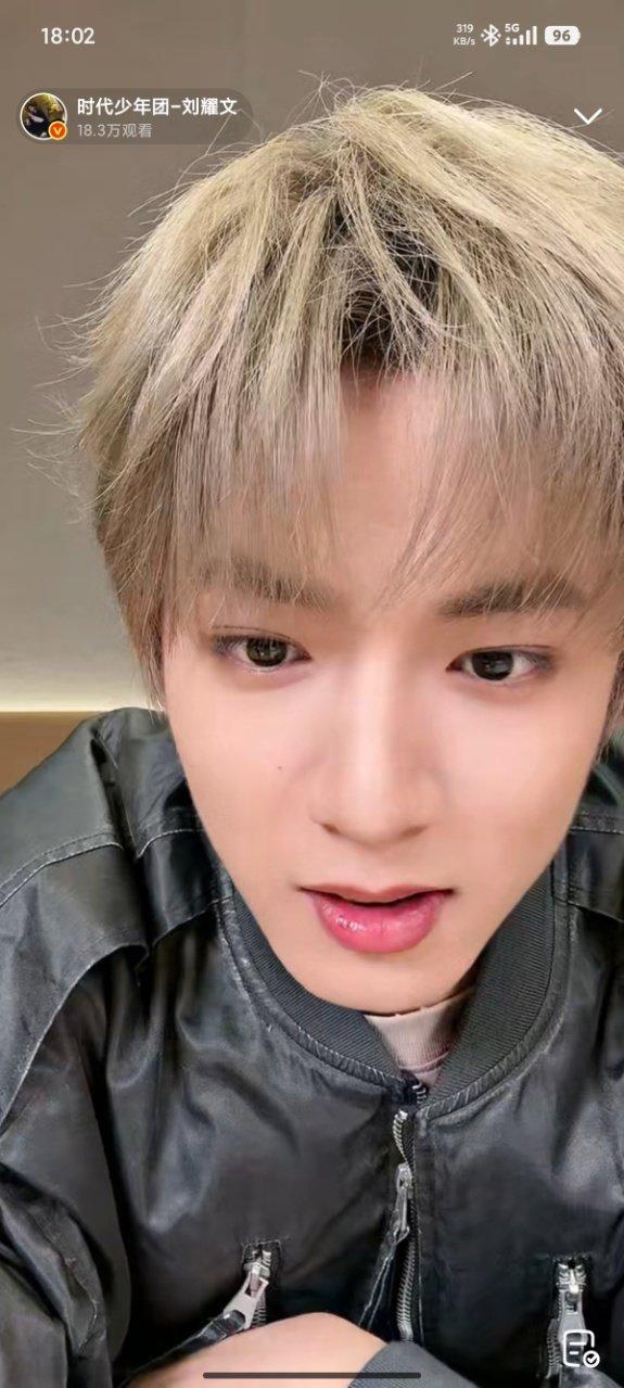 刘耀文聊聊sauce 刘耀文保温杯里是热水 刘耀文保温杯里是热水！ 