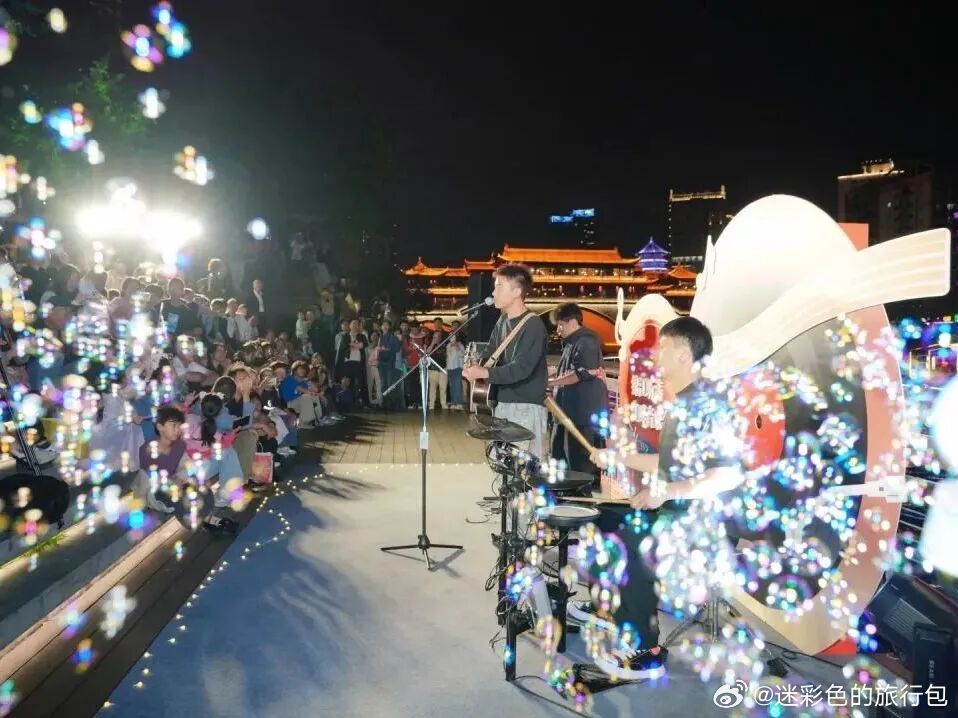 成都夏夜免费玩法直接拉满！草坪露天电影、多场湖畔草地音乐会全都不用花钱不用预约。