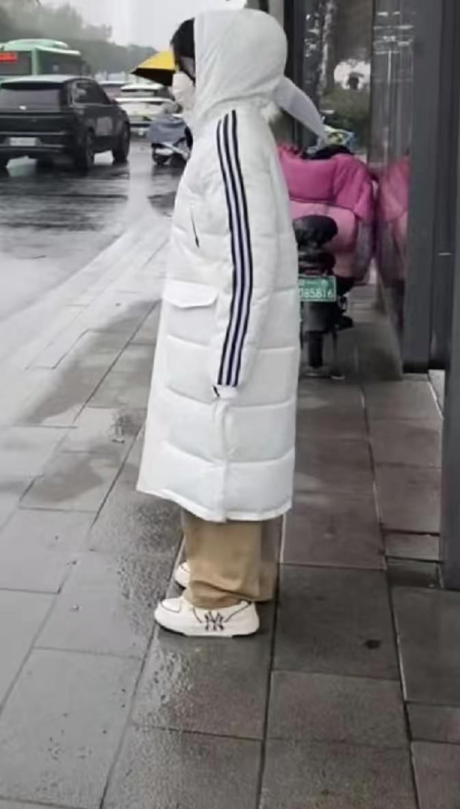 贵阳到穿羽绒服的季节了 贵阳真的太冷了，都开始穿羽绒服了半城仙境 世界比想象中更