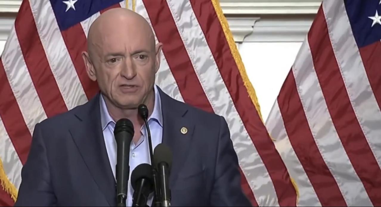 美国民主党参议员马克.凯利反击特朗普：

“1991年，当唐纳德·特朗普把泰姬陵