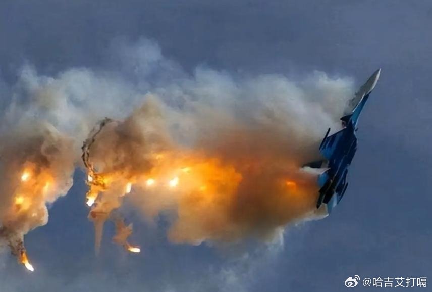 凤凰新闻最坏情况发生，美军舰载机在沿海被击中，白宫意识到大国出手了！据多家国际防