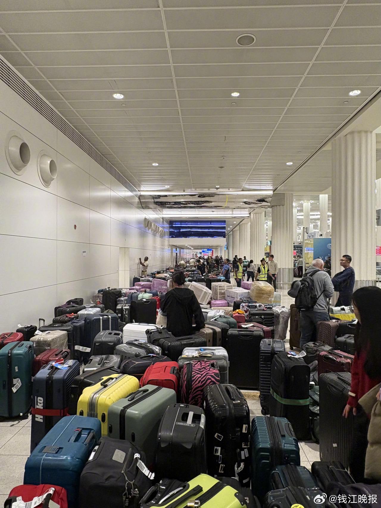 #滞留中东游客连夜包车费用暴涨10倍#【包车费用暴涨10倍，回国机票多次改签！中