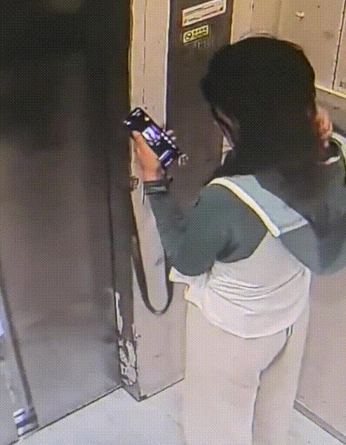 福建泉州，一名女子正低头刷着手机，乘电梯下行。电梯在20层如常停靠，大门缓缓开启