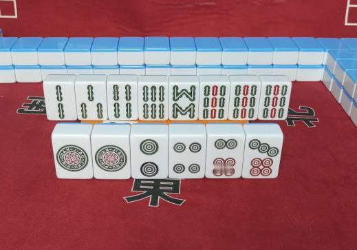 解析：这手牌分解之后是六搭，根据五搭牌原理就需要拆掉一搭，24筒和68条质量较低