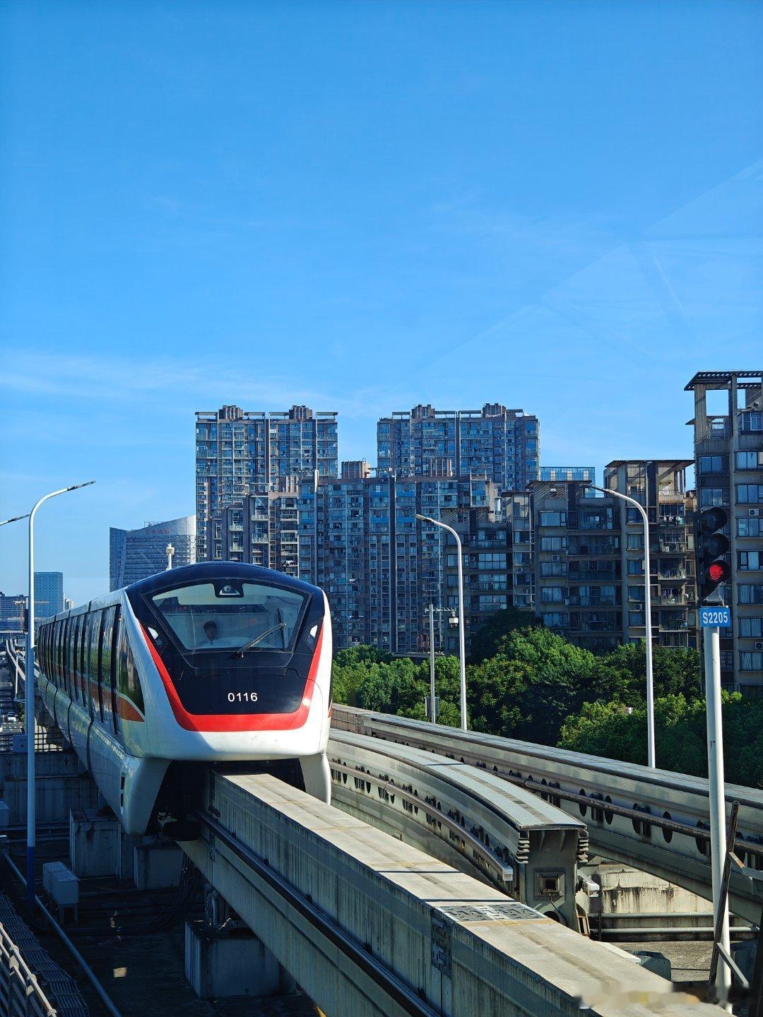 早啊太热了，不骑车了轻轨吧，都是绿色出行我的日常plog ​​​