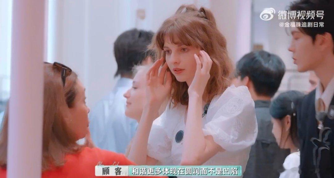 阿诺巧用中医文化吸引西方顾客巴黎合伙人 阿诺这波操作太妙！和外国顾客聊中西方妆容