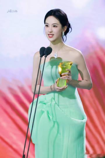 陈都灵是你们的光折射到我的身上 这份职业让我有幸成为故事中的一部分，每一次的付出