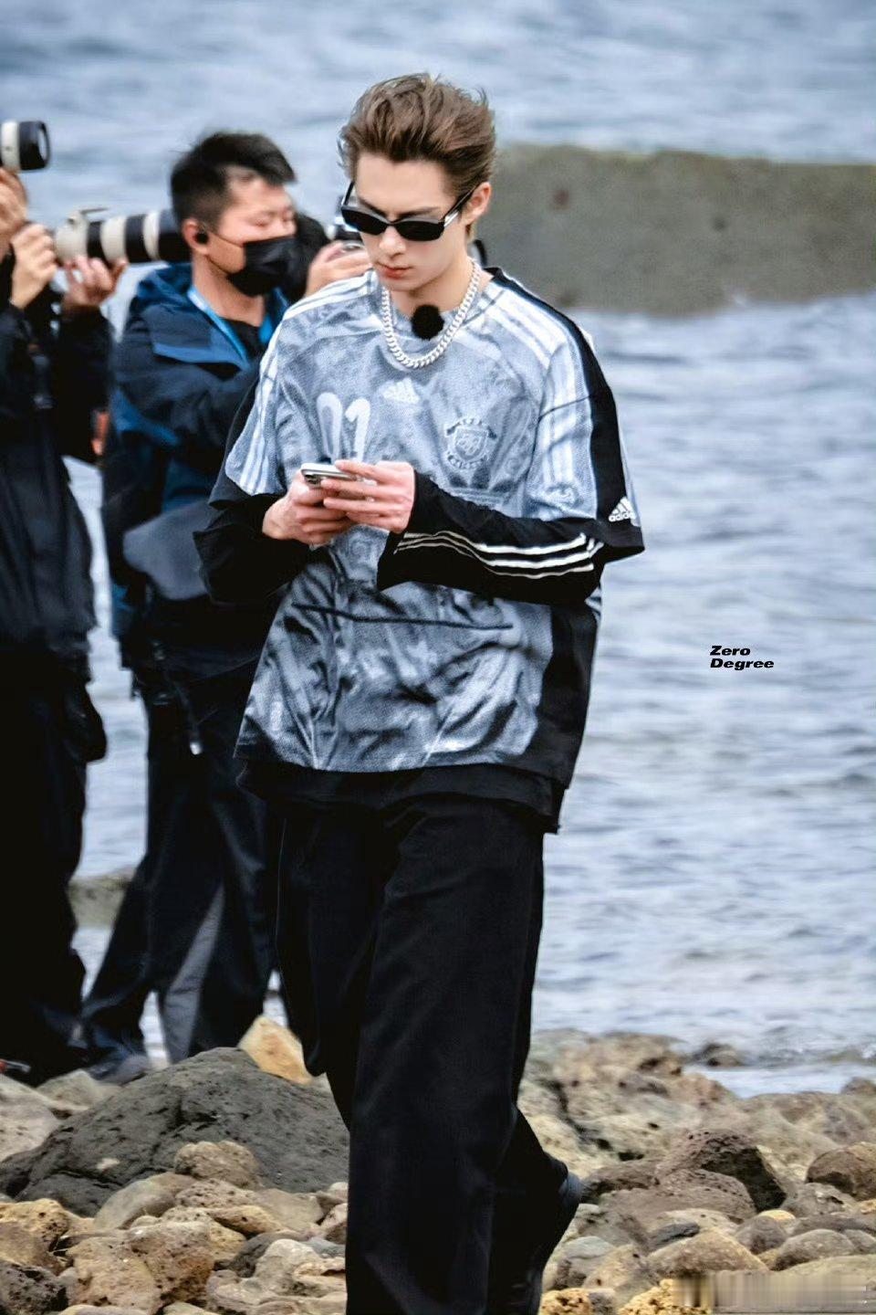 王鹤棣《亲爱的客栈》路透，帅气又可爱，活力感爆棚！！