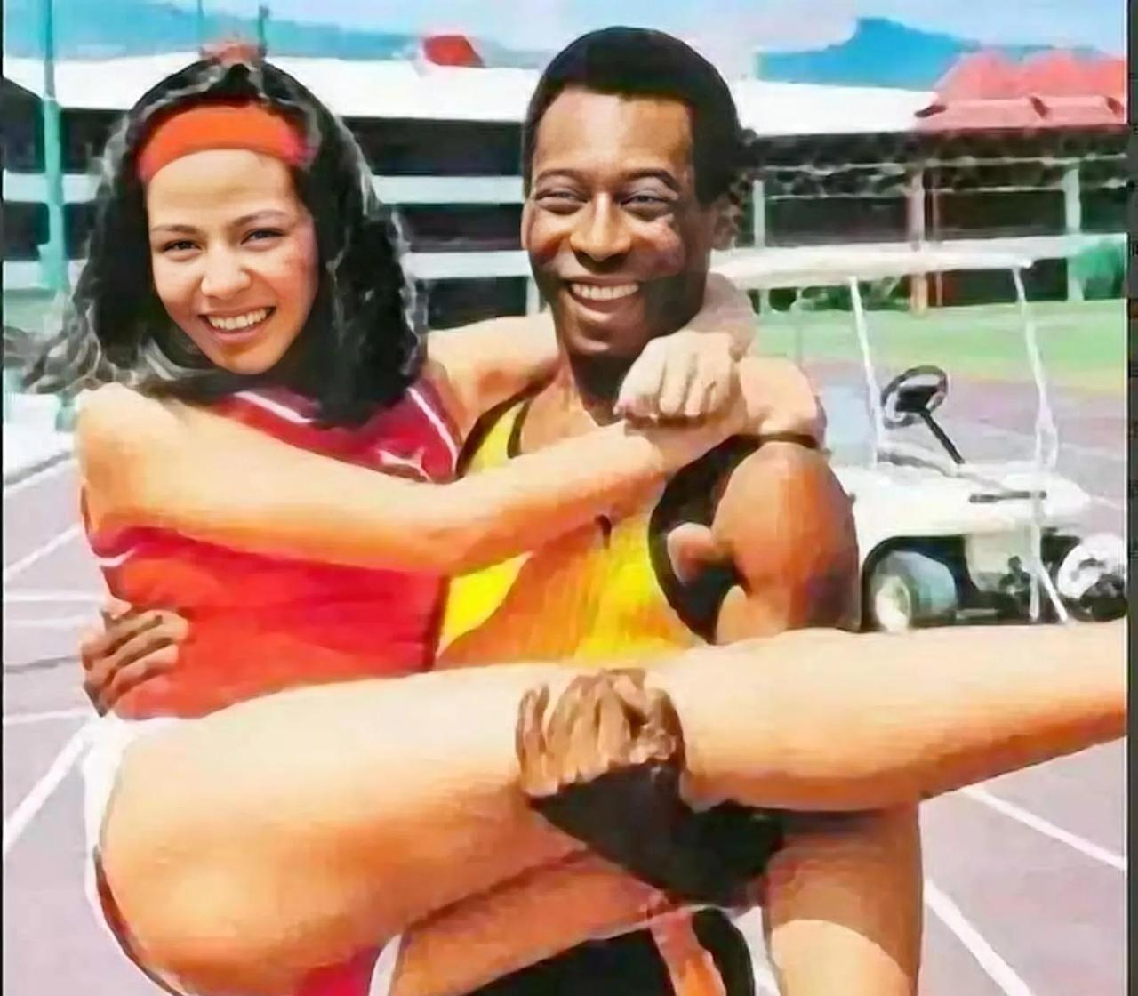 1983年的香港，一位43岁的足球传奇与一位23岁的美丽女子的合影在当时引起了不