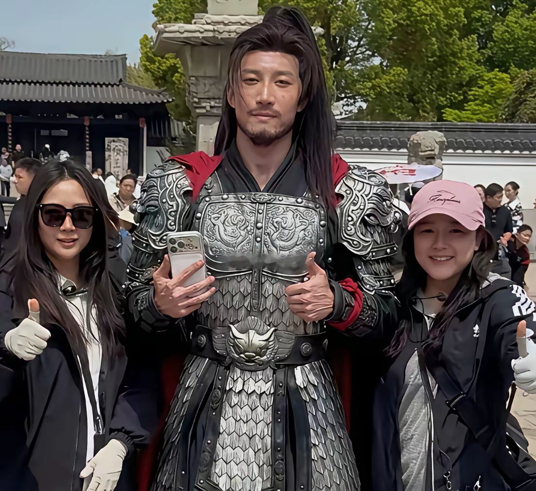 景区员工和何润东到底谁更像将军？ 