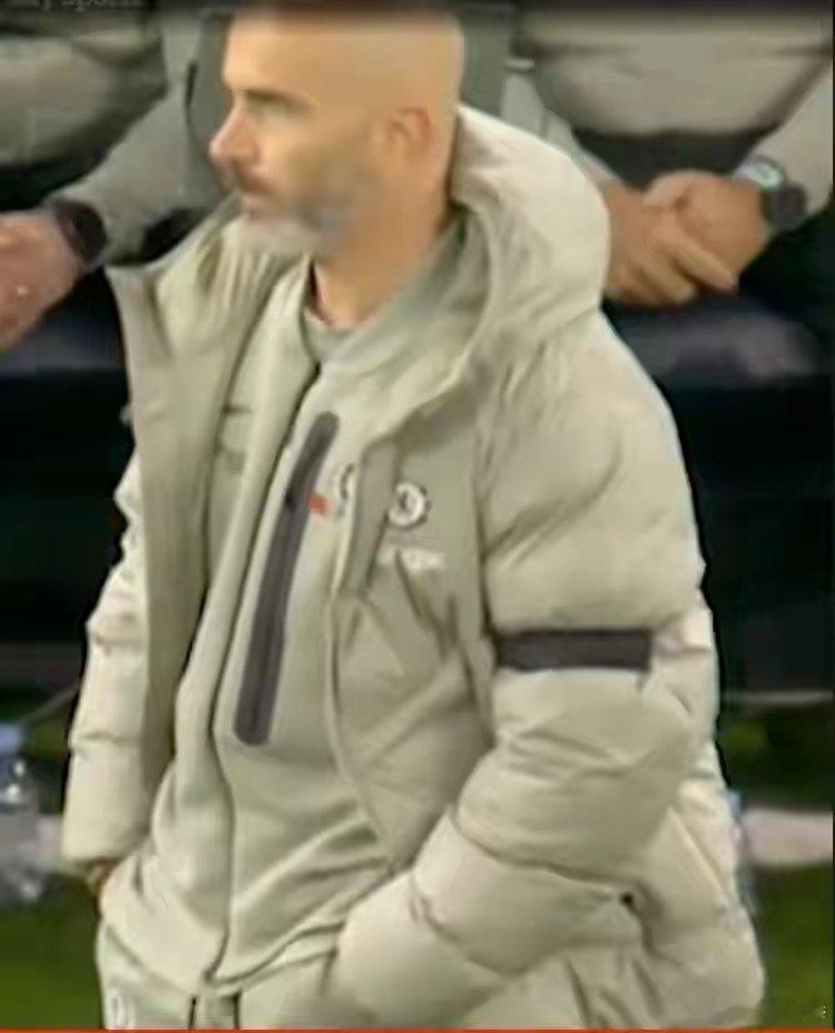 《太阳报》报道，在切尔西战胜热刺的比赛中，马雷斯卡手插裤兜挠下体。网友：他去武大